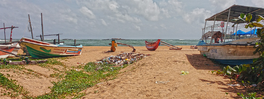 Müll am Strand (ein Problem in fast ganz Sri Lanka)